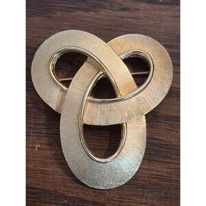 Vintage Crown Trifari Gold Tone Knot Brooch Pin Jewelry Accessory Elegant Design
